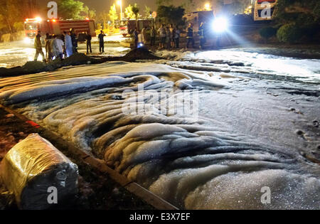 Dalian, China. 1. Juli 2014. Schäume verwendet, um Rohöl verteilt über die Straße nach ein Rohöl zu verdünnen spill aus einer Pipeline von PetroChina, das Land der größte Öl und gas-Produzenten, verursachte ein großes Feuer in Dalian, einer Küstenstadt im Nordosten Chinas Liaoning Provinz. Die Öl-Pipeline in der Nähe von Dalian University in Jinzhou New District wurde beschädigt und Öl sickerte durch den Bohrvorgang einer lokalen Baufirma engineering am Montagabend. Die Spill flog in die städtische Abwasser-Pipeline-Netz und Feuer brach am Ausgang des städtischen Rohrleitungen. Bildnachweis: Xinhua/Alamy Live-Nachrichten Stockfoto