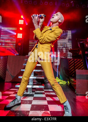 Detroit, Michigan, USA. 30. Juni 2014. TYLER GLENN von NEON TREES Durchführung auf der "Pop-Psychologie" Tour in The Fillmore in Detroit, MI am 29. Juni 2014 Credit: Marc Nader/ZUMA Wire/ZUMAPRESS.com/Alamy Live News Stockfoto