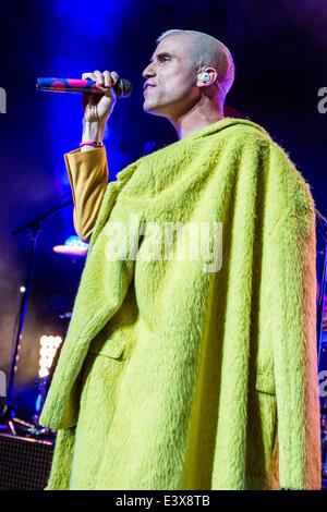 Detroit, Michigan, USA. 30. Juni 2014. TYLER GLENN von NEON TREES Durchführung auf der "Pop-Psychologie" Tour in The Fillmore in Detroit, MI am 29. Juni 2014 Credit: Marc Nader/ZUMA Wire/ZUMAPRESS.com/Alamy Live News Stockfoto