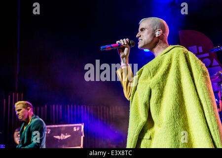 Detroit, Michigan, USA. 30. Juni 2014. TYLER GLENN von NEON TREES Durchführung auf der "Pop-Psychologie" Tour in The Fillmore in Detroit, MI am 29. Juni 2014 Credit: Marc Nader/ZUMA Wire/ZUMAPRESS.com/Alamy Live News Stockfoto