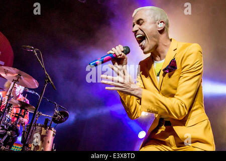 Detroit, Michigan, USA. 30. Juni 2014. TYLER GLENN von NEON TREES Durchführung auf der "Pop-Psychologie" Tour in The Fillmore in Detroit, MI am 29. Juni 2014 Credit: Marc Nader/ZUMA Wire/ZUMAPRESS.com/Alamy Live News Stockfoto