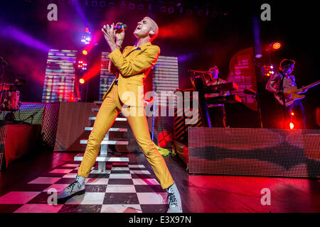 Detroit, Michigan, USA. 30. Juni 2014. TYLER GLENN von NEON TREES Durchführung auf der "Pop-Psychologie" Tour in The Fillmore in Detroit, MI am 29. Juni 2014 Credit: Marc Nader/ZUMA Wire/ZUMAPRESS.com/Alamy Live News Stockfoto