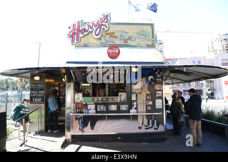 Harrys Cafe De Räder an der Ecke Cowper Wharf Fahrbahn und Brougham Straße, Woolloomooloo im Osten Sydneys ist berühmt für seine Stockfoto