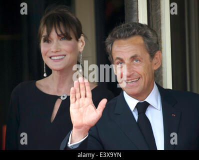 Der französischen Präsident Nicolas Sarkozy Und Seine Frau Carla Bruni-Sarkozy Warten bin Donnerstag (26.05.2011) in Deauville Auf sterben Gast Zum anzutreffen. In Dem bin Beschäftigte Seebad Ärmelkanal Semesters am 26. Und 27. Mai der Diesjährige G8-wurde Statt. Foto: Peer Grimm dpa Stockfoto