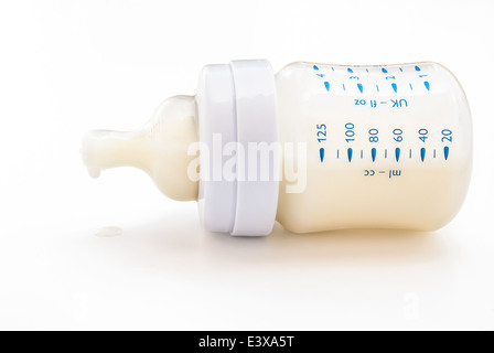 Baby-Flasche mit Milch mit Beschneidungspfad Stockfoto