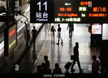 (140701)--Peking, 1. Juli 2014 (Xinhua)--Passagiere draußen ein Hochgeschwindigkeitszug Abreise nach Xiamen, Provinz Fujian Südosten Chinas an der Beijing South Railway Station in Peking, Hauptstadt von China, 1. Juli 2014 bleiben. Die neue Hochgeschwindigkeits-Eisenbahnstrecke zwischen Peking und Xiamen startete seinen Betrieb am Dienstag, schneiden die Fahrzeit zwischen den beiden Städten auf weniger als 13 Stunden. (Xinhua/Li er) (Ry) Stockfoto