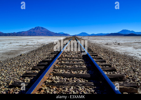 Eine alte Eisenbahn führt auf den Horizont und blauer Himmel hinaus erfassen ein Gefühl von Abenteuer und Entdeckungen! Stockfoto