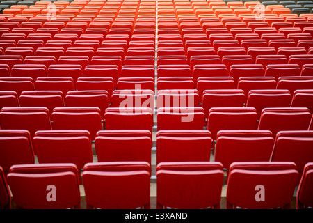 Leere Sitzreihen für die Zuschauer auf einem Fußballplatz. Stockfoto