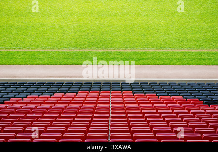 Leere Sitzreihen für die Zuschauer auf einem Fußballplatz. Stockfoto