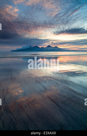 Sonnenuntergang über der Insel Rhum aus Bay Laig Stockfoto