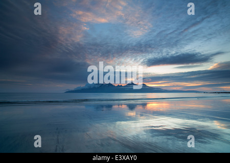 Sonnenuntergang über der Insel Rhum aus Bay Laig Stockfoto