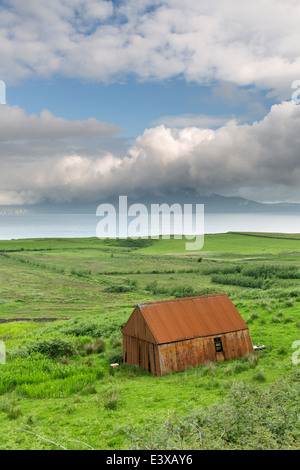 Laig Bucht auf der Insel Eigg mit der fernen Insel Rhum am Horizont Cleadale. Stockfoto