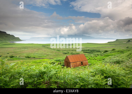 Laig Bucht Cleadale auf der Insel Eigg mit der fernen Insel Rhum am Horizont. Stockfoto