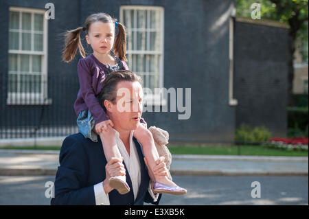 Downing Street, London, UK. 1. Juni 2014. Premierminister David Cameron trägt seine Tochter Florence auf seinen Schultern, als er aus der Nummer 10 Downing Street vor einer Kabinettssitzung geht. Bildnachweis: Lee Thomas/Alamy Live-Nachrichten Stockfoto