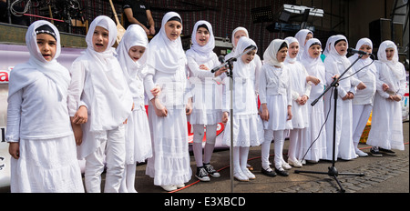 Junge Mädchen türkischer Herkunft, die in Deutschland leben singen religiöse Lieder traditionelle türkische Kleidung trägt. Stockfoto