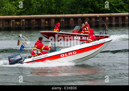Zwei Rettungsboote der DLRG fahren auf den deutschen Rhein-Herne-Kanal. Stockfoto