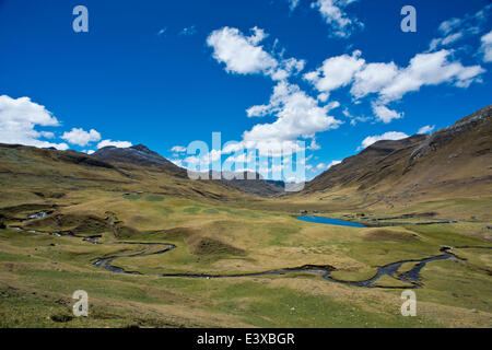 Bergtal mit Fluss und Teich, Cordillera Huayhuash Gebirge, Anden, Nord-Peru, Peru Stockfoto