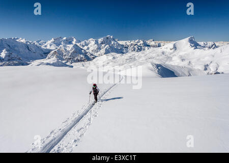 Skitouren in den Aufstieg zum Seekofel im Naturpark Fanes-Sennes-Prags in den Dolomiten, hinter der Fanes mit Piz Stockfoto