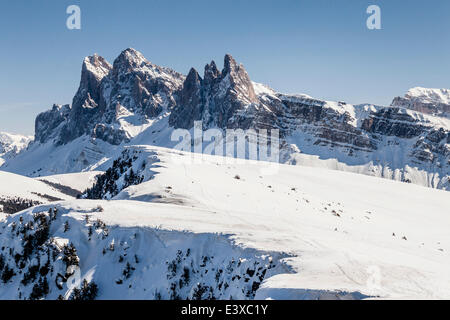 Blick von der Raschötz oberhalb St. Ulrich in Val Gardena auf die Geisler, Seceda, rechts links im Villnösser Tal, Dolomiten Stockfoto