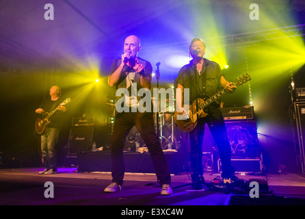 Die Deutschrock-Band "Extrabreit" führt auf einer Bühne. Stockfoto