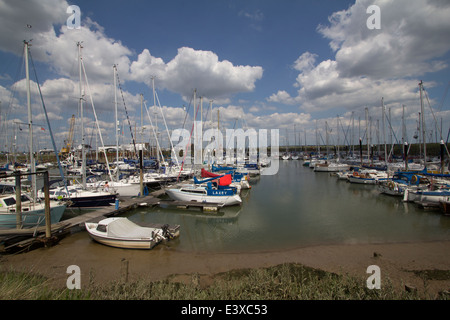 Tollesbury Marina Essex UK mit Booten hegte im Sommer Küste von Essex Stockfoto