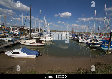 Tollesbury Marina Essex UK mit Booten hegte im Sommer Küste von Essex Stockfoto