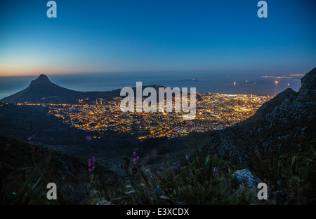 Der City Bowl von Kapstadt, Robben Island (wo Nelson Mandela Zeit serviert) und Löwenkopf in der Nacht, kurz nach Sonnenuntergang. Stockfoto