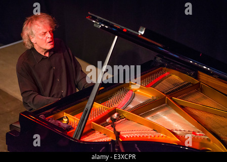 Jazz-Pianisten Joachim Kühn spielt ein Solo-Konzert. Stockfoto