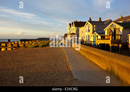 Whitstable Meer Strand mit Häusern und Hütten Stockfoto