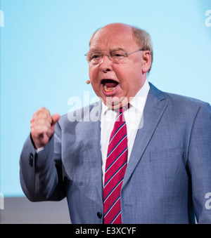 Deutscher Schauspieler, Regisseur und Komiker Hans-Joachim Heist führt seine cholerischen Charakter Gernot Hassknecht. Stockfoto