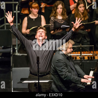 Deutsche Bariton Peter Schüler singt in einem Konzert. Stockfoto