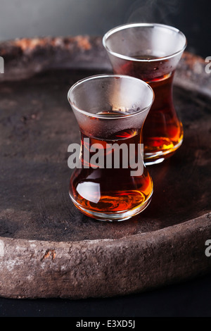 Heißen Tee in die Tasse türkischen Tee auf dunklem Hintergrund Stockfoto