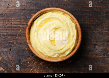 Kartoffelpüree in Holzschale auf dunklem Hintergrund Stockfoto