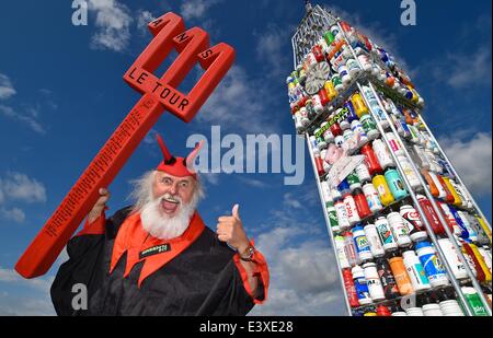 Storkow, Deutschland. 1. Juli 2014. Fahrrad-Designer Dieter "Didi" Senft ist in einem "Tour-Teufel" Kostüm gekleidet, als er seine neueste Kreation Fahrrad in Storkow, Deutschland, 1. Juli 2014 präsentiert. Er hat ein Fahrrad in der Form des Londoner Big Ben von 387 Trinkflaschen geschaffen. Der diesjährigen Tour de France startet am 5. Juli 2014. Senft arbeitet seit Jahren auf außergewöhnliche Motorrad Designs und zahlreiche Weltrekorde hält. Foto: PATRICK PLEUL/DPA/Alamy Live-Nachrichten Stockfoto