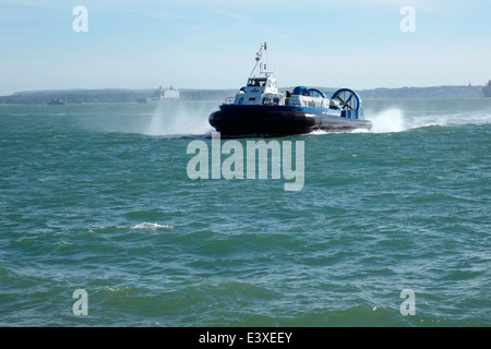 Hovertravel Hovercraft Ankunft in Portsmouth Southsea von der Isle Of wight Stockfoto