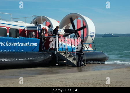 Passagiere starten von einem Hovercraft aussteigen nach der Ankunft in Portsmouth Southsea von der Isle Of wight Stockfoto