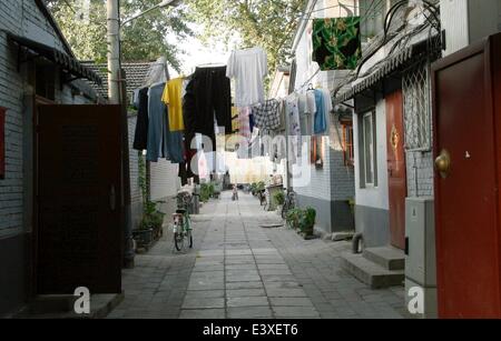 (Datei) - eine Archiv Bild, datiert 28. September 2009, zeigt Wäsche hängen von Wäscheleinen in einer schmalen Gasse im Stadtteil Hutong in Peking, China. Hutongs sind Nachbarschaften die zeichnen sich durch enge Gassen und schmal gebaute Häuser. Foto: Alexandra Schuler - kein Draht-SERIVCE- Stockfoto