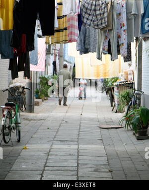 (Datei) - eine Archiv Bild, datiert 28. September 2009, zeigt Wäsche hängen von Wäscheleinen in einer schmalen Gasse im Stadtteil Hutong in Peking, China. Hutongs sind Nachbarschaften die zeichnen sich durch enge Gassen und schmal gebaute Häuser. Foto: Alexandra Schuler - kein Draht-SERIVCE- Stockfoto