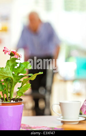 Ältere Mann mit einer Gehhilfe in einem Altersheim Stockfoto