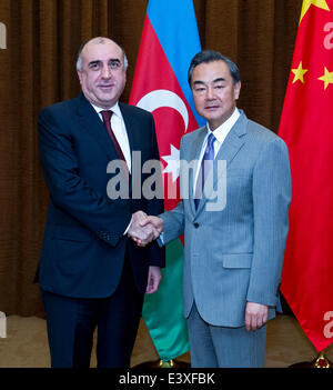 Peking, China. 1. Juli 2014. Chinese Foreign Minister Wang Yi (R) trifft sich mit aserbaidschanischen Außenminister Elmar Mammadyarov in Peking, Hauptstadt von China, 1. Juli 2014. © Wang Ye/Xinhua/Alamy Live-Nachrichten Stockfoto