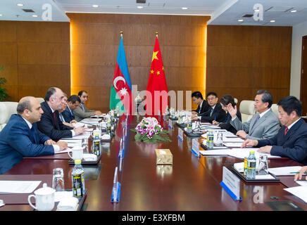 Peking, China. 1. Juli 2014. Chinesischen Außenminister Wang Yi (2. R) trifft sich mit aserbaidschanischen Außenminister Elmar Mammadyarov (2 L) in Peking, Hauptstadt von China, 1. Juli 2014. © Wang Ye/Xinhua/Alamy Live-Nachrichten Stockfoto