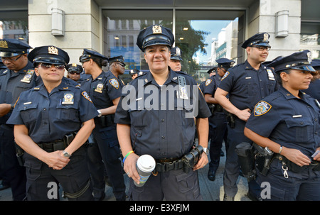 Eine Gruppe von Polizisten und Polizistinnen erwarten Anweisung vor der Gay-Pride-Parade in New York City. Stockfoto