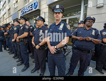 Eine Gruppe von Polizisten warten auf Anweisung vor der Gay-Pride-Parade in New York City. Stockfoto