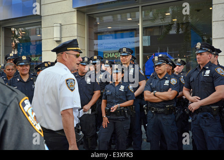 Eine Gruppe von Polizisten immer Anweisungen vor der Gay-Pride-Parade in New York City. Stockfoto