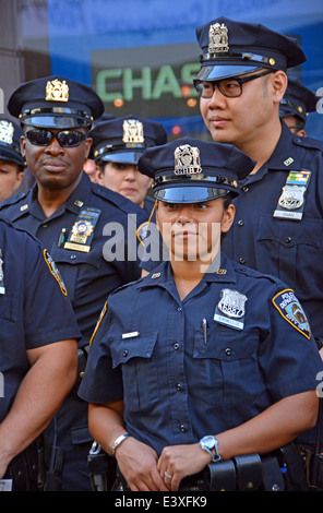 Eine vielfältige Gruppe von Polizisten warten auf Anweisung vor der Gay-Pride-Parade in New York City. Stockfoto