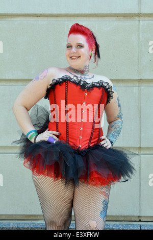 Porträt einer Frau in einem ungewöhnlichen Outfit auf dem Weg zu der Gay-Pride-Parade in New York City Stockfoto