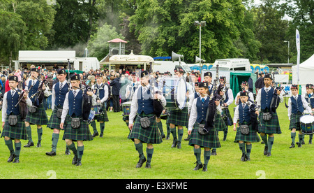 SCHOTTISCHE PIPE BAND MIT BLAUEN WESTEN BEI FORRES SCHOTTLAND EUROPÄISCHEN PIPE BAND CHAMPIONSHIPS JUNI 2014 Stockfoto