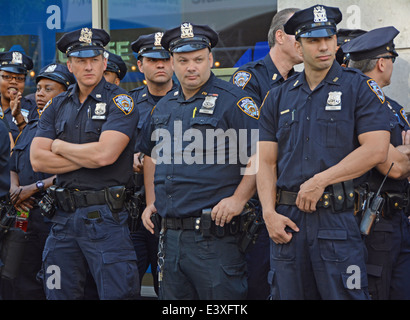 Eine Gruppe von Polizisten warten auf Anweisung vor der Gay-Pride-Parade in New York City. Stockfoto