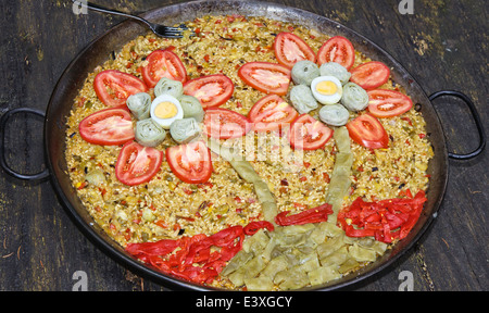 Eine verzierte Paella mit Blumen Stockfoto