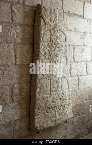 Angezeigt im Museum des Donjons von Niort, einem Kalkstein Sarkophag Deckel der Merowinger Zeit - 7. Jahrhundert (Frankreich). Stockfoto